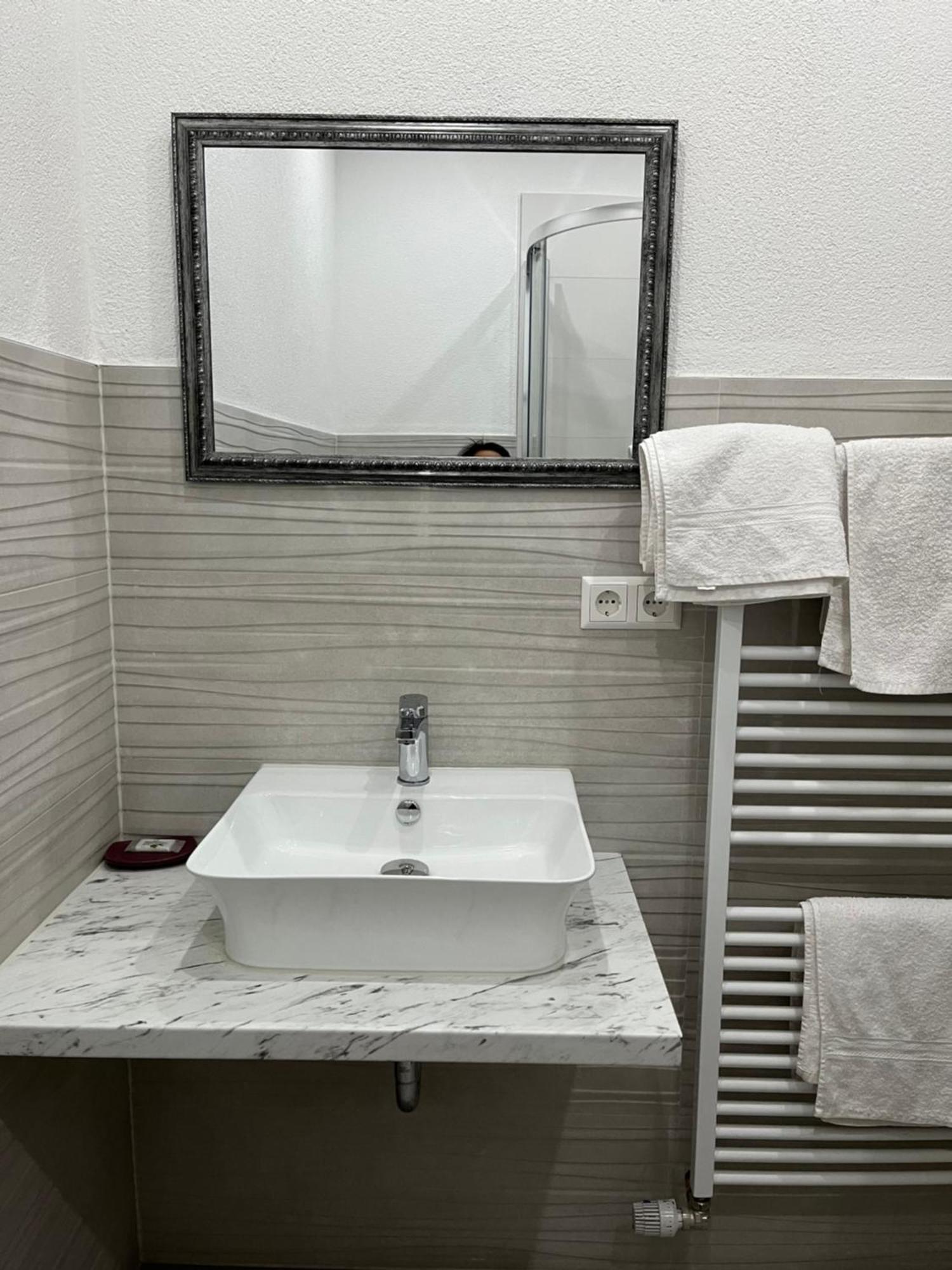 Trang Hotel Ращат Екстериор снимка